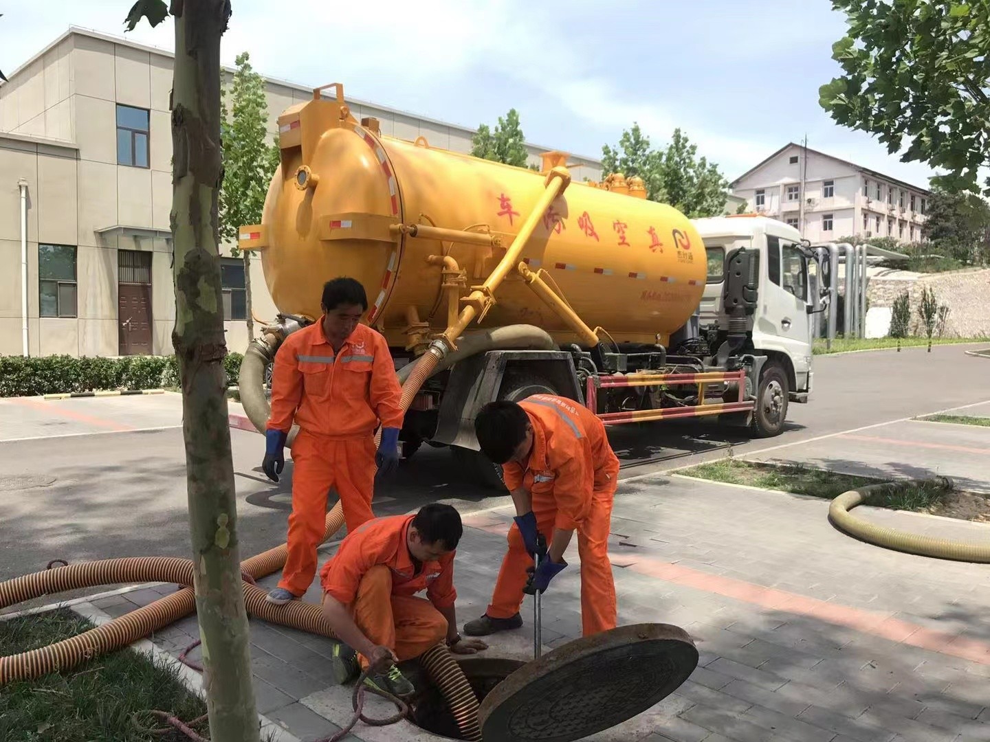 徐汇管道疏通车停在窨井附近